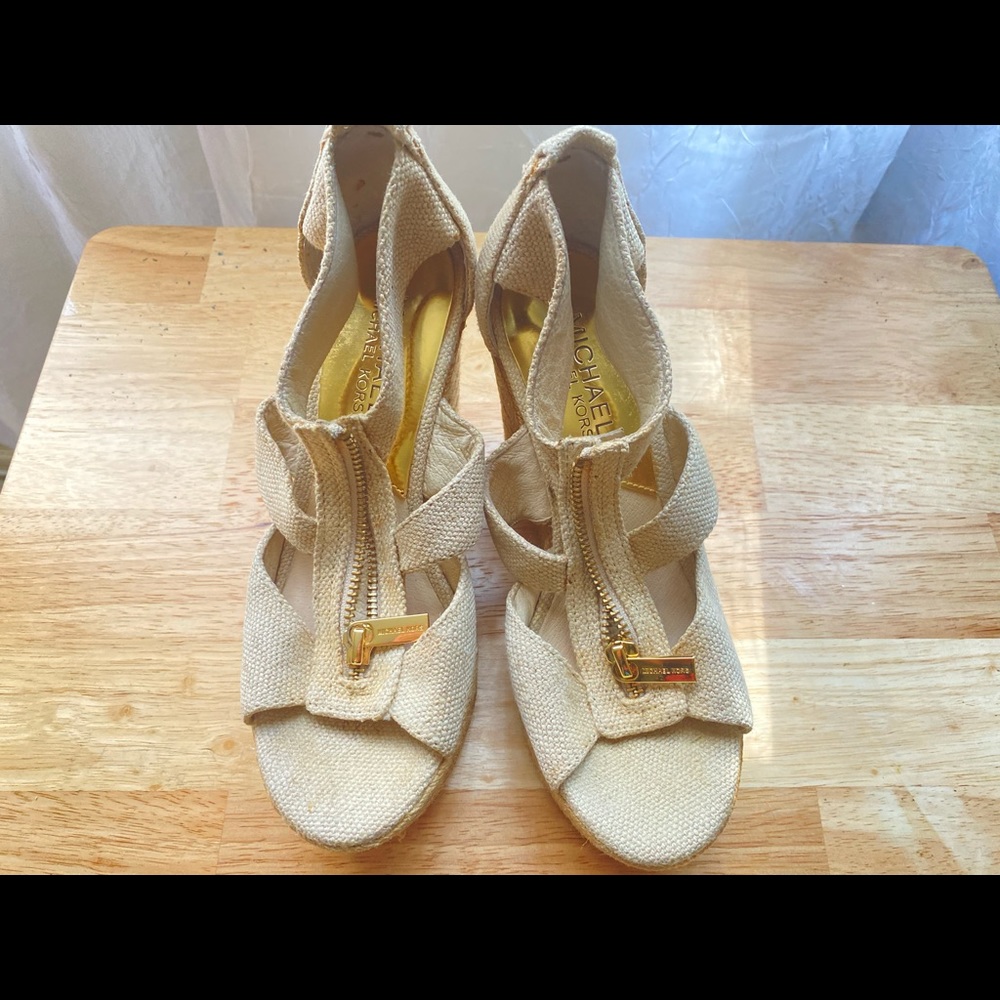 Michael kors Wedge Beige size 5